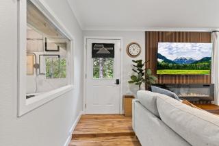 Spacious Stylish Modern Daylight Basement Retreat King Bed Office - Bellevue - Bellevue - 3