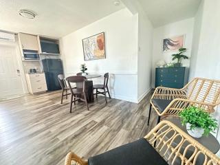 Stylish 1b1b Unit With Kitchen And Pool - 7