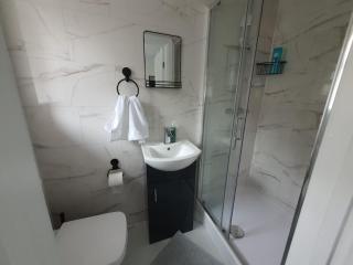 Private Room with Ensuite Bathroom & Free Parking - 9