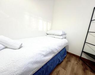 Modern 5 Bedroom House with Parking in Central Milton Keynes - Milton Keynes - 2