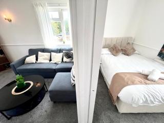 Modern 5 Bedroom House with Parking in Central Milton Keynes - Milton Keynes - 8