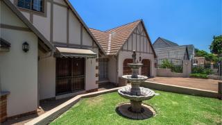 Elegant 5BR House with Pool, Gourmet Kitchen and Reliable Generator - 2