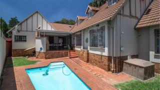 Elegant 5BR House with Pool, Gourmet Kitchen and Reliable Generator - 1