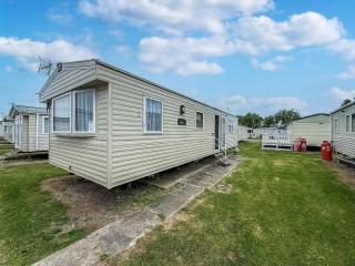 Dog Friendly Caravan For Hire At Seawick Holiday Park In Essex Ref 27032Sw - 0