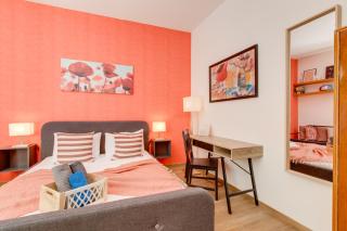 Quaint Red Velvet Apartment - 8