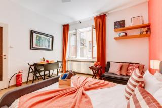 Quaint Red Velvet Apartment - 5
