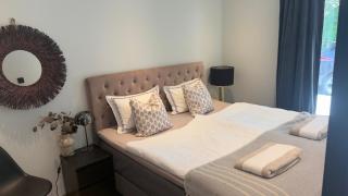 Beachfront apartment with private swimming dock - 4