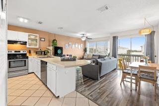 Cozy Island Getaway 10-Min Walk to the Beach, Free Activities & Bikes & Beach Service Included! - Destin - 0