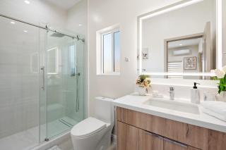 Cozy Modern Home w Full Kitchen & Parking -  - 9