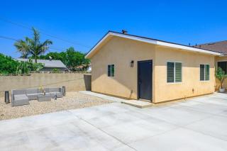 Cozy Modern Home w Full Kitchen & Parking - 4