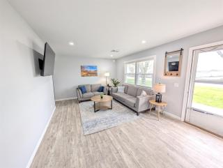 Relaxing River View Stay Renovated 3BR Home - 0