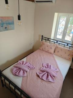 FAMILY HOUSe - - 4
