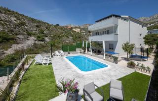 Lovely Home In Zrnovnica - 0