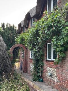 3 Bedrooms, 3 Double Beds, 6 Guests, Countryside Thatched Cottage - Four Marks - 6