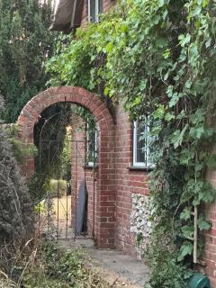 3 Bedrooms, 3 Double Beds, 6 Guests, Countryside Thatched Cottage - Four Marks - 7