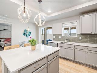 Heart of Nampa-Hot Tub-Fenced Yard-Full Kitchen - 2