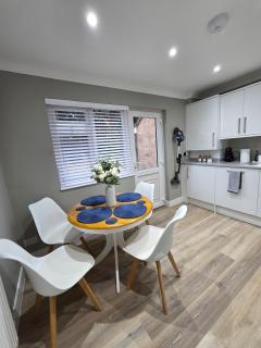 Newly Renovated 2 BDR Home - 5 Min to M5 - Lickey End - 1