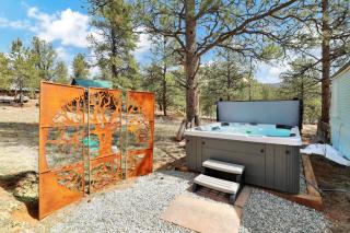 Timeless Pineview Cottage Hot Tub & Pet Friendly - 0