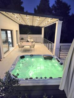 Vacation House with a Jacuzzi and Sea View - 5