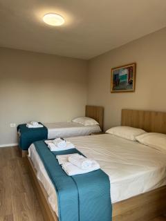 Stylish Renovated Flat with 2 Balconies & Great Natural Light - 7