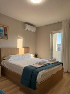 Stylish Renovated Flat with 2 Balconies & Great Natural Light - 9