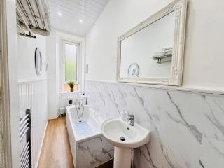 THE RESTING LION - Gourock Town Center Holiday Home Apartment - 2