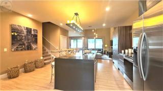 Beautiful Home w 3 En Suites & Breathtaking View - 4