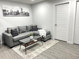 1-BR Suite with Private entrance near Restaurants, Shops, Local Amenities - Edmonton - 0