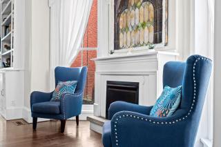 Elegant Manor w Private Yard & Modern Amenities - 1