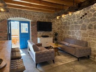 Retro Stone House - Razvala - 3