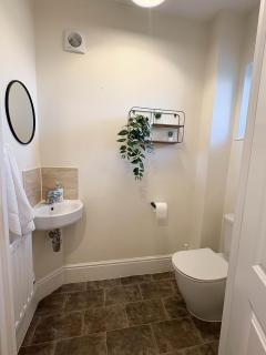 Modern 4BR Hse Family&Work Stays - 1