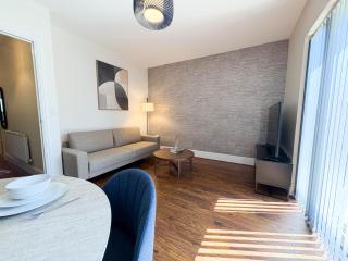 Modern 4BR Hse Family&Work Stays - 6