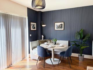 Modern 4BR Hse Family&Work Stays - 3