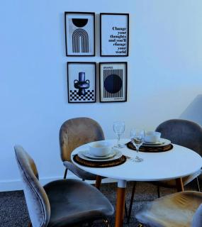 Modern Apartment Sleeps 4 & Free Parking - 8