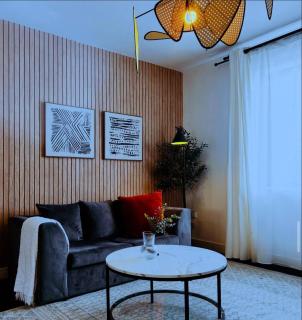 Modern Apartment Sleeps 4 & Free Parking - 6