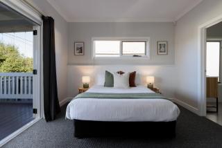 Elegant Beauty Point Home with WiFi & Fireplace - 9