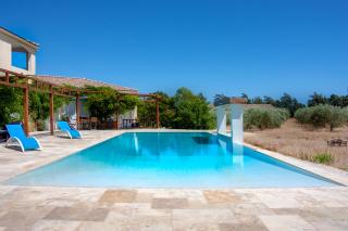 Domaine Des Lucques B&B with Private Infinity Pool & Grand Olive Grove - 1