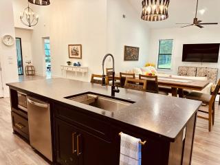 Deluxe Fun House - Pet Friendly - Piney - 1