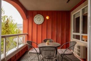 2BR Deer Lodge, Epic Location, Private Covered Patio, Free Parking - Whistler - 1