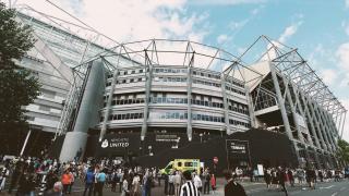 Stylish 2BR City Center Flat with Views, WiFi & Near Train! - - 3