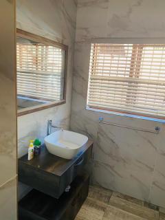 Valley Inn Guest House, Accommodation 17 Elizabeth Ave, Rivonia, Sandton, 2191 - Sandown - 5