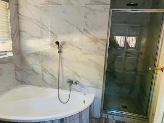 Valley Inn Guest House, Accommodation 17 Elizabeth Ave, Rivonia, Sandton, 2191 - Sandown - 4