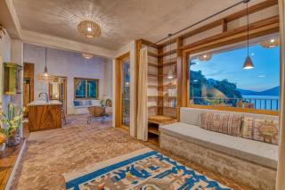 NEW! Jacuzzi, lake-access luxury - 8