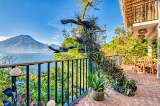 NEW! Jacuzzi, lake-access luxury - 7