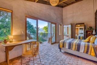 NEW! Jacuzzi, lake-access luxury - 5