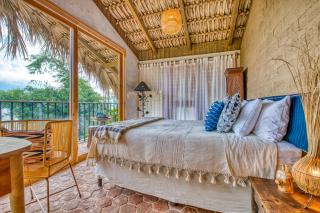 NEW! Jacuzzi, lake-access luxury - 1