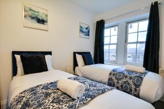 Four Bed-Room with 2 Ensuite - Birkenhead - 1