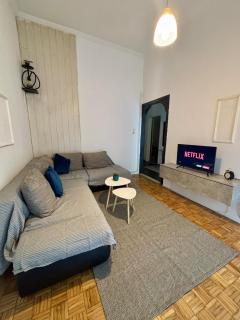 Modern Central Apartment Netflix Balcony - 4