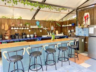 Rooms & Pool Macaws - 2