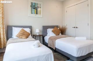 "aptac,desk,tv,kit,living,views,6guest,wifi,wd - 7